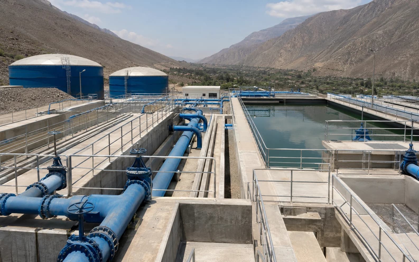 Infraestructura de saneamiento con planta de tratamiento, reservorios y redes hidráulicas
